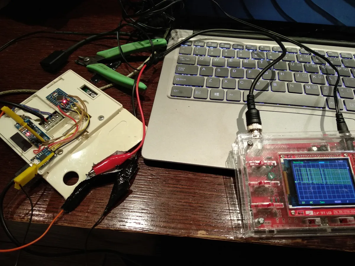 Test bench with a sniffer and an oscilloscope for the control bus